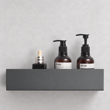 Étagère de douche LYAKE 40 cm en métal anthracite, fixée au mur, portant trois flacons