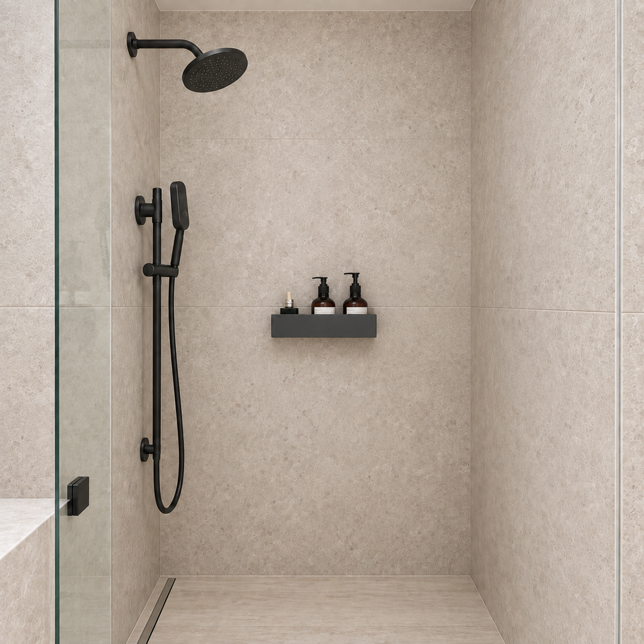 Étagère LYAKE installée dans une douche à l'italienne, sous une douche de tête noire