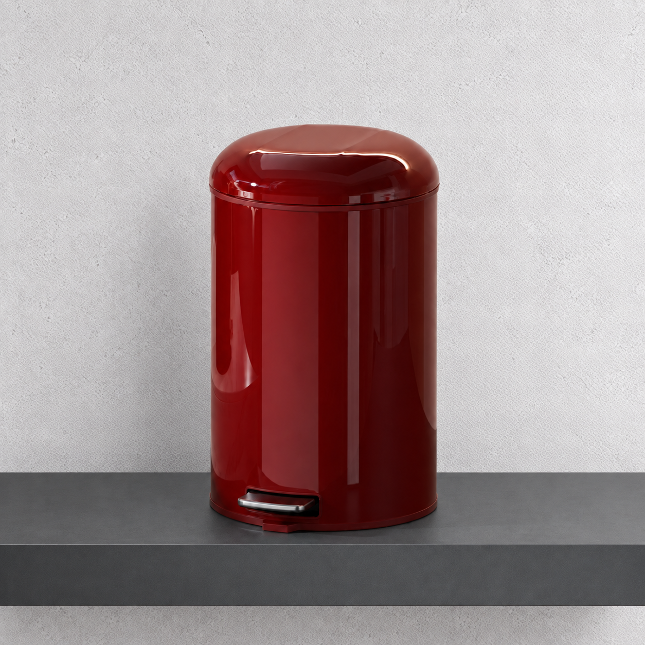 Poubelle à pédale LYAKE rouge bordeaux, vue de face sur une tablette béton