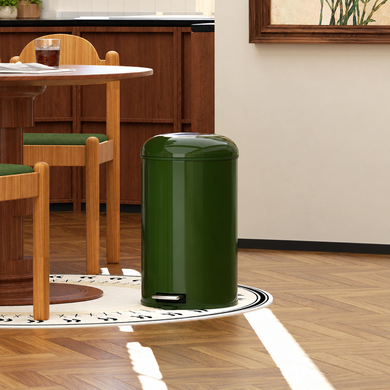 La poubelle verte dans une salle à manger, contre le mur