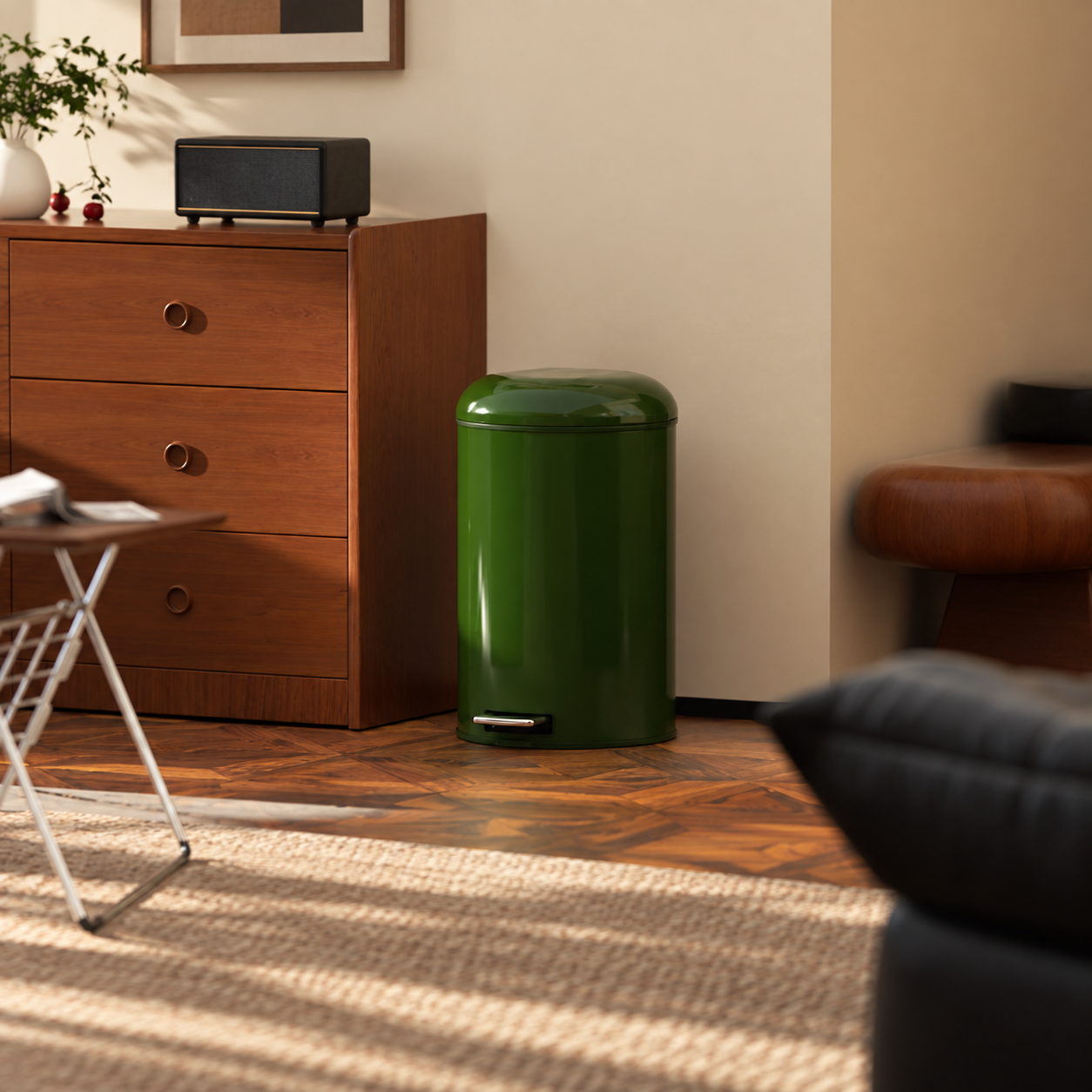 Poubelle à pédale LYAKE vert pullman dans un salon, contre une commode en noyer