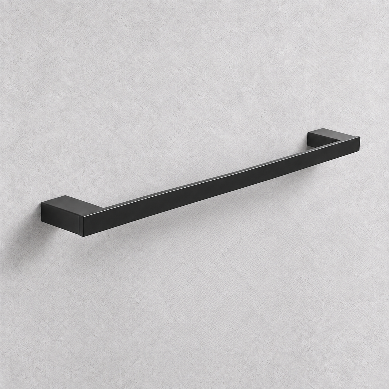 La barre seule sur le mur, section carrée et pattes plates de fixation