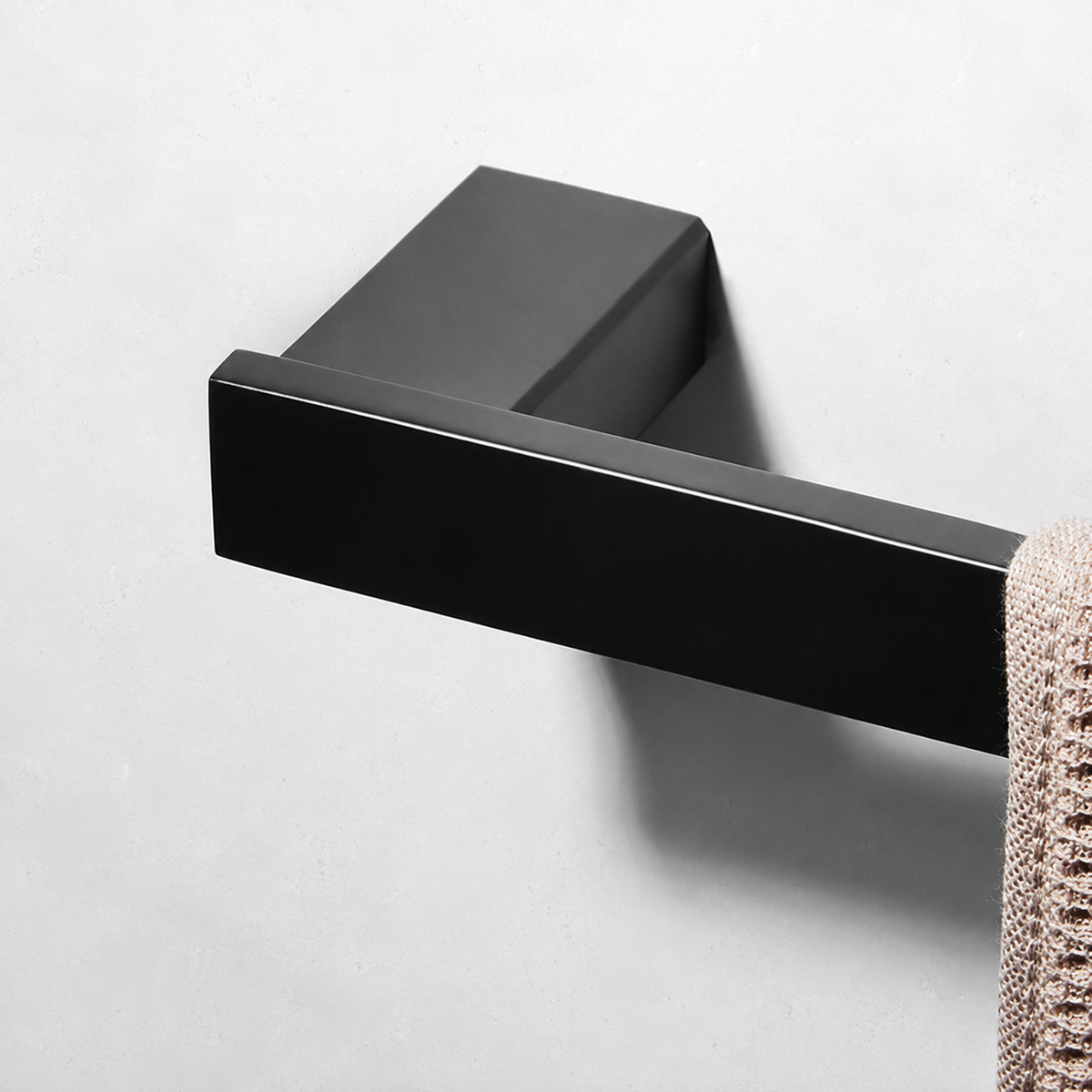 Gros plan sur la patte de fixation et la laque noire mate