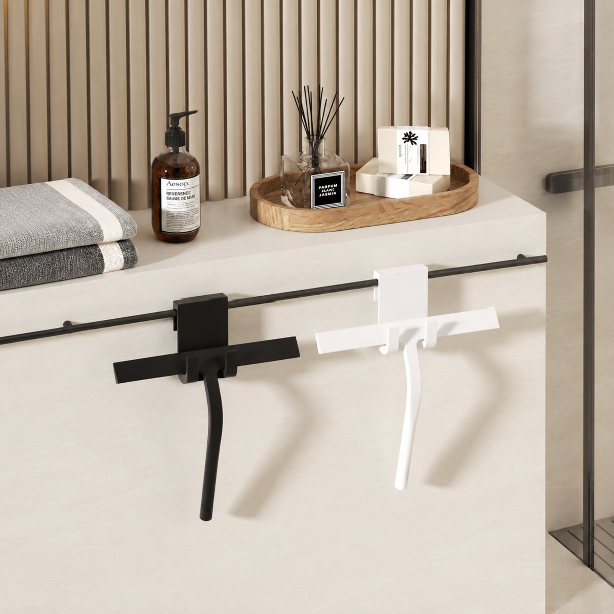 Raclettes LYAKE noire et blanche dans une salle de bain en bois clair